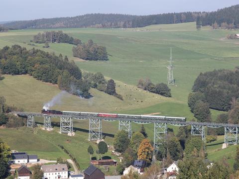 50 3616-5 überquerte am 4. Oktober 2014 mit dem VSE-Museumszug das Markersbacher Viadukt.