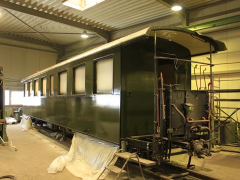 Der Einheitswagen 970-454 befindet sich zur Zeit in Ostritz zur Lackierung und für Abschlussarbeiten.