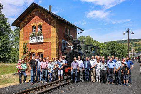 Am Wasserhaus in Steinbach versammelten sich am 6. Juli 2019 die Teilnehmer der Jubiläumsveranstaltung „10 Jahre I K Nr. 54“ zu einem Gruppenfoto. Fast alle fotografierten Personen hatten vor einem Jahrzehnt aktiv oder durch Spenden beim Bau der Lok geholfen.