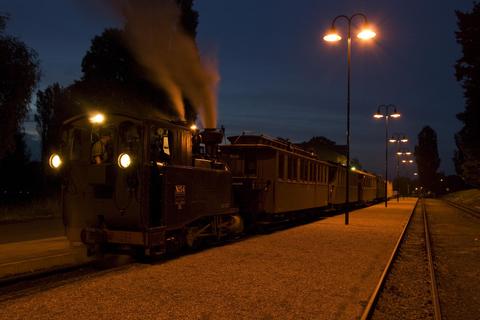 Am 7. Juni absolvierte die I K Nr. 54 eine abendliche Fahrt, gegen 21 Uhr wartet sie mit dem Zug in Moritzburg auf die Weiterfahrt nach Radebeul-Ost.