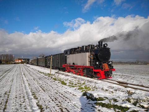 Am 13. Januar 2021 fuhr die Lok 11 erstmals seit neun Jahren wieder auf der Mansfelder Bergwerksbahn. Diese Probefahrt mit sechs vierachsigen Wagen hielt Hans-Thomas Reichelt bei Thondorf im Bild fest.