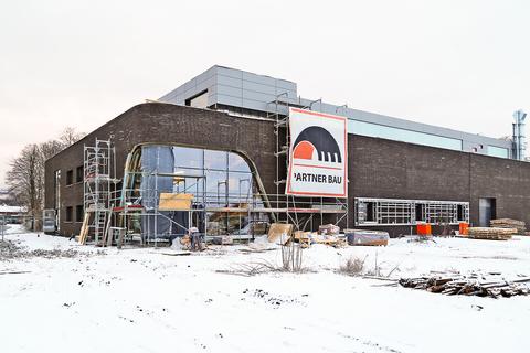 Neue Dampflokwerkstatt Wernigerode: Im Dezember begann die Verkleidung der Fassade und Anfang des Jahres der Einbau der Schienen.