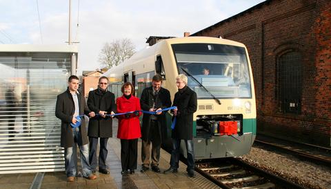 Feierlicher Banddurchschnitt mit Vertretern von PRESS, Landkreis Rügen, vom Fahrzeughersteller STADLER sowie der Arriva Werke Nord GmbH zum offiziellen Start am Bahnsteig in Bergen.