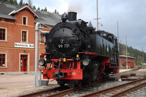 Am 30. September 2009 ist die Einheitsdampflok 99 731 der SOEG aus Zittau beim FHWE im Bahnhof Schönheide Süd eingetroffen. Damit befindet sich zum ersten Mal in der Geschichte eine Lok der BR 99.73-76 („VII K-Altbau“) auf Gleisen der Schmalspurbahn Wilkau-Haßlau - Carlsfeld (WCd-Linie).