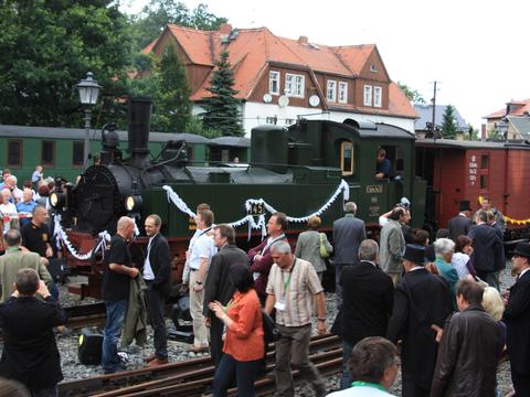 Anlässlich Historik Mobil 2009 fuhr der „100-Jährige sächsische Zug“ mit der geschmückten IV K an der Spitze ein. Viele Gäste nutzten die Gelegenheit, die Lok aus nächster Nähe zu besichtigen.