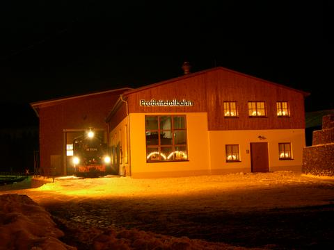 Zum Jahresende 2006 war die Fahrzeughalle mit VII K 99 1781-6 und Schwibbögen beleuchtet.