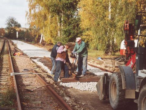 Der Wiederaufbau des Abschnittes Nebitzschen – Glossen nimmt tatsächlich Form an. Hier drei Gleisbauer am 17. November in Nebitzschen.