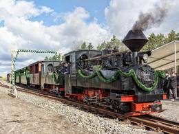 Die Brigadeloks 99 3315 und 99 3318 zogen am 13. April den Eröffnungszug zum neuen Endpunkt Schwerer Berg der drei Kilometer langen Neubaustrecke der Waldeisenbahn Muskau.