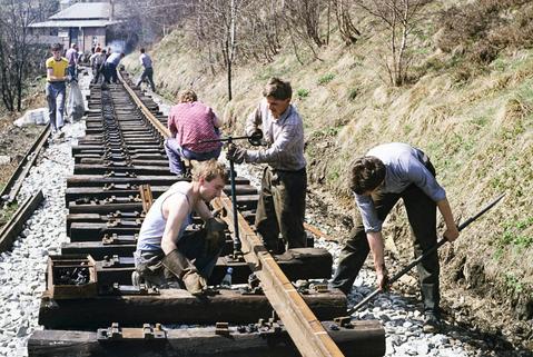 Die ersten Schienenlängen liegen, langsam kommt System in den Gleisbau - dank fachlicher Anleitung und wissbegierigen Lernens.