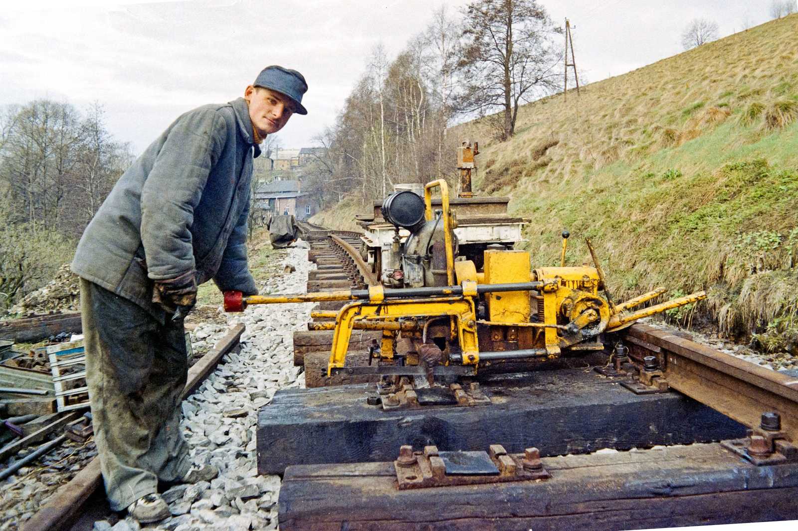 Die 1992 bereits museale Schienensäge brauchte intensive Betreuung und behinderte ein schnelleres Vorankommen der Montagearbeiten mehrfach.