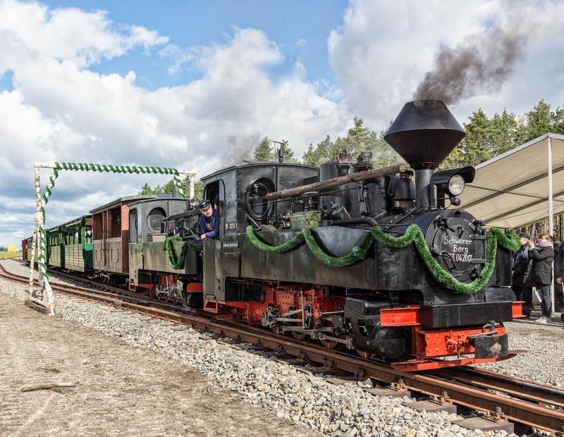 Die Brigadeloks 99  3315 und 99  3318 zogen am 13. April den Eröffnungszug zum neuen Endpunkt Schwerer Berg der drei Kilometer langen Neubaustrecke der Waldeisenbahn Muskau.