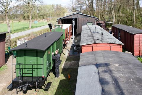 In Vorbereitung auf den Osterfahrbetrieb gab es im Frühjahr in Mesendorf an mehreren Fahrzeugen viel
zu tun. Am 2. April 2017 erhielt der Stückgutwagen 97-51-76 (links) seine Beschriftung. Dahinter steht der Gepäckwagen 975-303. Auf dem rechten Gleis zum Fahrzeugschuppen sind die neu gedeckten Güterwagen zu sehen.