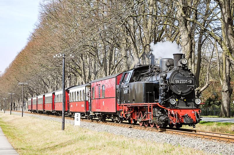 Am 26. März fuhr die Lok 99 2331-9 mit ihrem Zug kurz vor dem Bahnhof Rennbahn entlang der wiedererrichteten Telegrafenfreileitung.