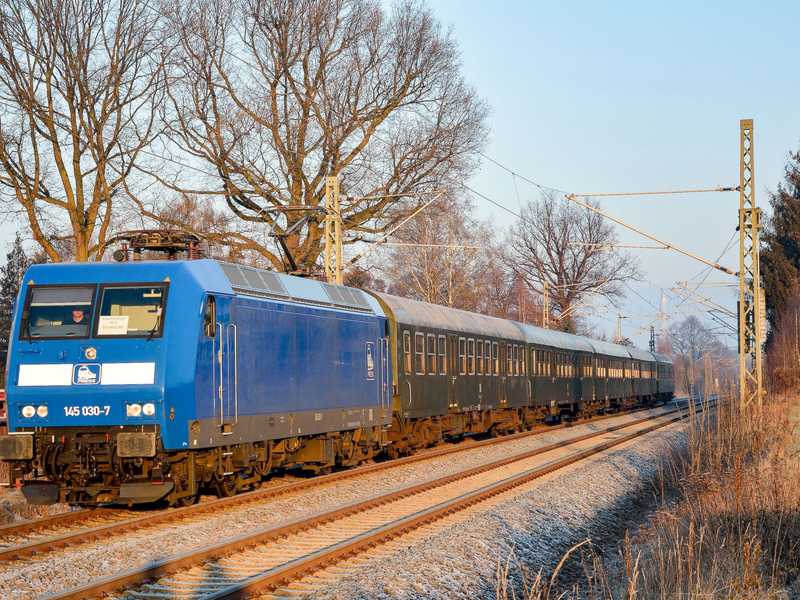 Am 6. Dezember 2016 durchfuhr der vielbeachtete Ersatzverkehr mit „alter DDR-Reichsbahn-Technik“ an der Sachsen-Franken-Magistrale Niederlungwitz mit der PRESS-Lok 145 030-7.