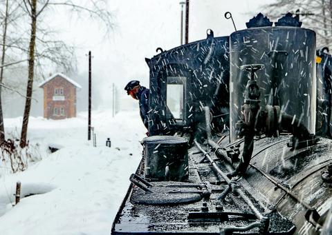 Eisenbahnbetrieb bei Schnee und Eis ist für das Lokpersonal kein Zuckerschlecken.