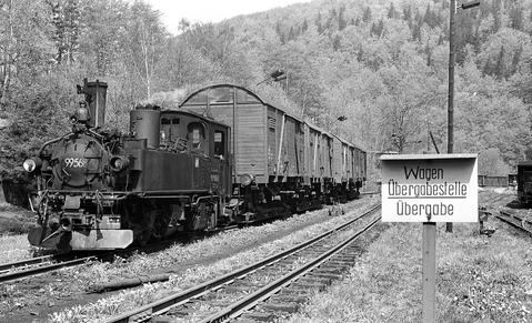 Wie 99 1590-1 gehört auch 99 1568-7 zu den schon auf der alten Preßnitztalbahn eingesetzten Lokomotiven, die sich heute im Eigentum der IG Preßnitztalbahn e. V. befinden. Im Frühjahr 1984 stellte sie in Niederschmiedeberg an der WÜST einen Rollwagenzug für das dkk Kühlschrankwerk bereit.