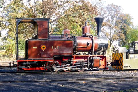 Die Lok „Elf“ lieferte O & K aus Berlin 1936 nach Kamerun. Seit 1972 befindet sie sich bei der Leighton Buzzard Railway.