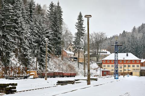 Blick über das winterlich verschneite Gleisfeld in Richtung des Empfangsgebäudes im Bahnhof Kipsdorf.