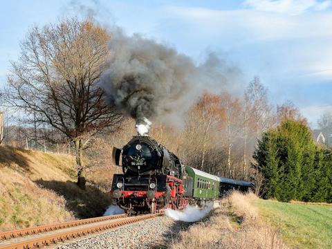 Schwer arbeiten musste die vereinseigene Dampflok 50 3616-5, um am 10. Dezember 2016 den Nikolauszug durch die Ortschaft Markersbach hinauf zum bekannten Viadukt zu ziehen.