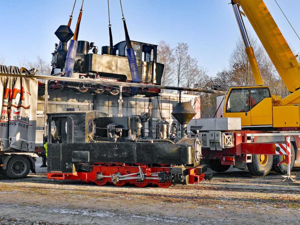 Nach dem Abladen von 99 3315 lud der Autodrehkran die auch „Diana“ genannte Lok 99 3312 am 5. De­zember 2016 auf den Tieflader. Er kehrte mit dieser 600-mm-Dampflok in die Tschechische Republik zurück, wo sie bei der Firma 1. Kolinska lokomotivni s.r.o. (1. Koliner Lokomotivgesellschaft) eine betriebsfähige Aufarbeitung erhält.