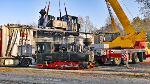 Nach dem Abladen von 99 3315 lud der Autodrehkran die auch „Diana“ genannte Lok 99 3312 am 5. De­zember 2016 auf den Tieflader. Er kehrte mit dieser 600-mm-Dampflok in die Tschechische Republik zurück, wo sie bei der Firma 1. Kolinska lokomotivni s.r.o. (1. Koliner Lokomotivgesellschaft) eine betriebsfähige Aufarbeitung erhält.