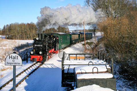 Im Winterhalbjahr fährt oft 99 4633, hier am 16. Januar mit P104 in Putbus.
