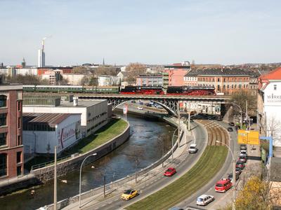 Die Loks 01 0509-8 und 35 1097-1 überquerten am 31. März mit einem Sonderzug aus Richtung Westsachsen zum Chemnitzer Hauptbahnhof die stählerne Bogenbrücke, welche die DB AG durch einen Neubau ersetzen möchte, wogegen sich vor allem in der Chemnitzer Bevölkerung Widerstand regt.