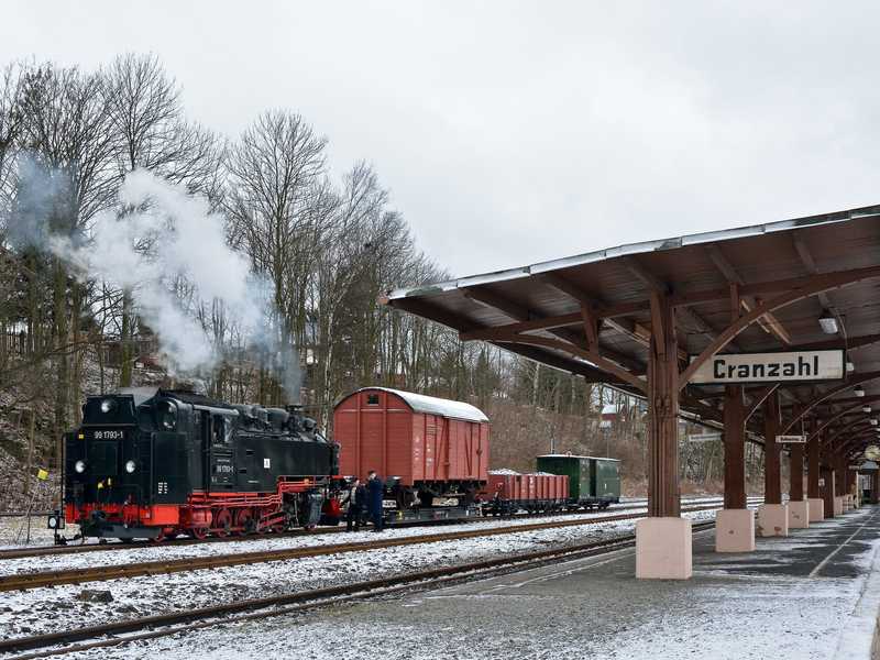 Am 4. Februar fuhr ein Fotogüterzug auf der Fichtelbergbahn – Joachim Jehmlich war dabei und fotografierte die Ankunft des Zuges 9000 in Cranzahl.