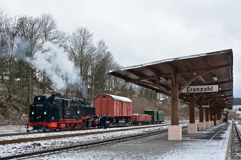 Am 4. Februar fuhr ein Fotogüterzug auf der Fichtelbergbahn – Joachim Jehmlich war dabei und fotografierte die Ankunft des Zuges 9000 in Cranzahl.