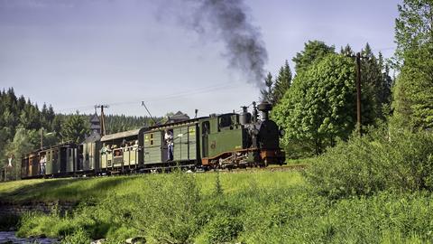 Der Sonderzug mit den Gästen zur Festveranstaltung „125 Jahre Preßnitztalbahn & 25 Jahre Museumsbahn“ hat am 1. Juni gerade den Bahnhof Schlössel verlassen.