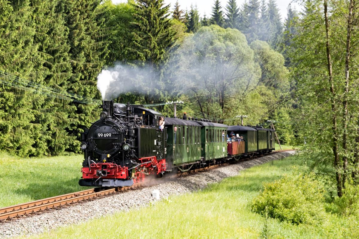 Die 99  1715-4 erinnerte zu Pfingsten als 99  699 an die einzige jemals auf der alten Preßnitztalbahn präsente Lok der Gattung VI K, die 1969 mit Rauchkammer in Richtung Wolkenstein für einen Einsatz als Heizlok nach Jöhstadt kam und anschließend mehrere Monate am Lokschuppen abgestellt war.