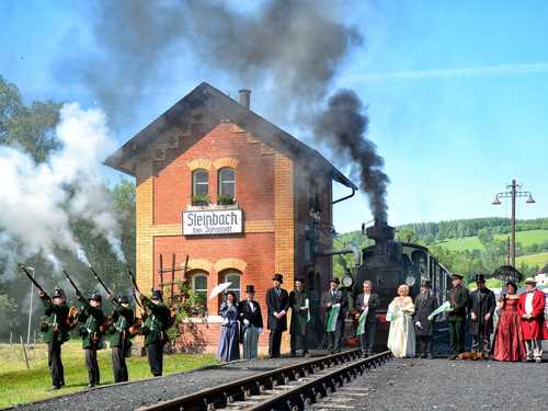 Die Salutschüsse sächsischer Infanteristen, der Banddurchschnitt und die Gäste in Kleidung aus der Kaiserzeit erinnerten am 1. Juni an die Eröffnung der Preßnitztalbahn im Jahre 1892.
