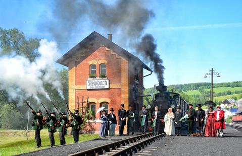 Die Salutschüsse sächsischer Infanteristen, der Banddurchschnitt und die Gäste in Kleidung aus der Kaiserzeit erinnerten am 1. Juni an die Eröffnung der Preßnitztalbahn im Jahre 1892.