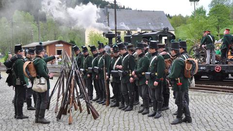 Sächsische Infanteristen des Königlich Sächsischen Jäger-Bataillons bei einem Appell während der Militärtransportübung im Bahnhof Schmalzgrube.