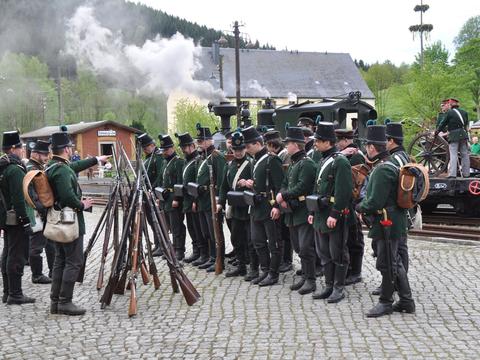 Sächsische Infanteristen des Königlich Sächsischen Jäger-Bataillons bei einem Appell während der Militärtransportübung im Bahnhof Schmalzgrube.