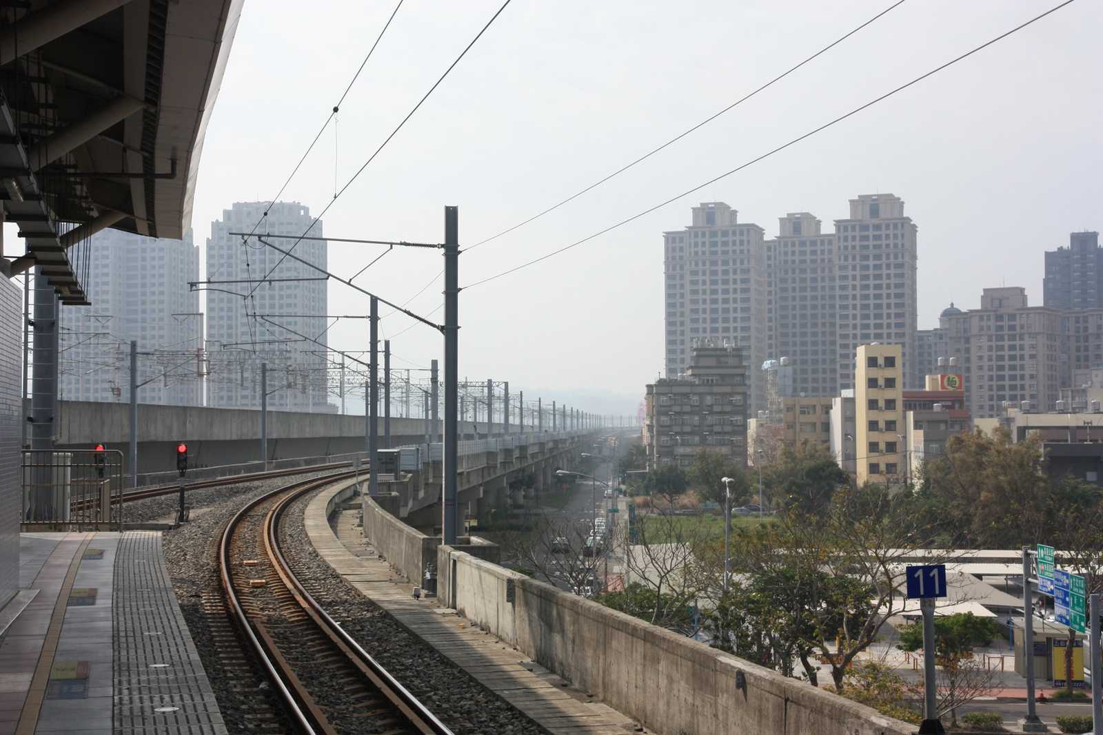 Die Highspeedrail-Station Hsinchu (im Hintergrund die regelspurige THSR-Strecke) wurde mit einer neugebauten Nebenbahnline, der Liujia-Line, mit dam TRA-Netz verbunden.