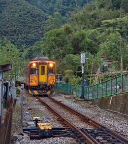 Ein Dieseltriebzug der Reihe DR1000 kurz vor dem Erreichen der Station Neiwan der gleichnamigen Nebenbahnstrecke.