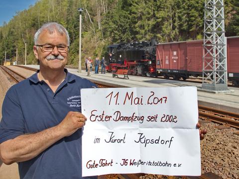 Der Vorsitzende der IG Weißeritztalbahn e.V. erinnerte mit einem auf die Schnelle handgeschriebenen Plakat an die erste Fahrt eines Dampfzuges ab Kipsdorf seit der Flut 2002.