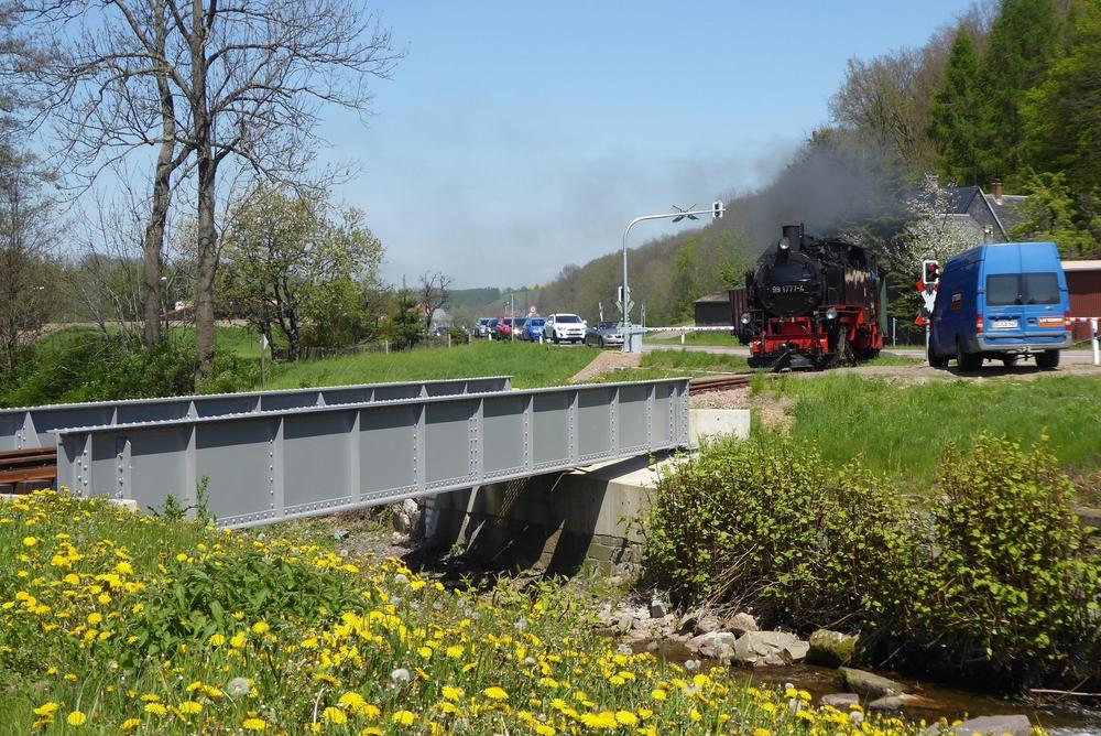 Am 11. Mai näherte sich der erste Dampfzug nach Kipsdorf seit 2002 der Weißeritzbrücke in Obercarsdorf.