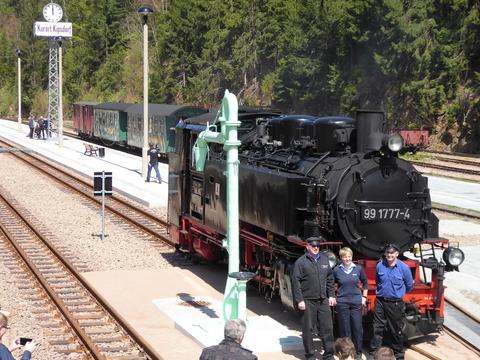 In Kurort Kipsdorf stellte sich das Zugpersonal vor der Lok 99 1777-4 auf.