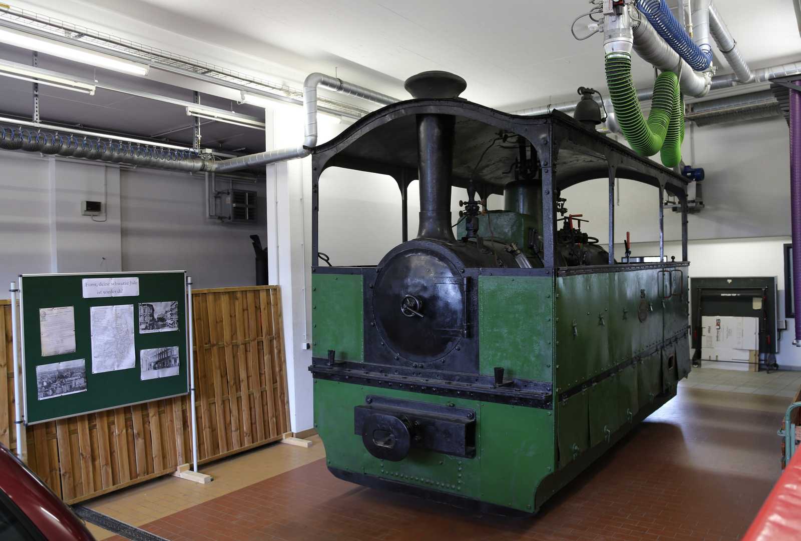 Die letzte erhaltene Lok der Forster Stadteisenbahn steht seit 2012 im Gerätehaus der Feuerwehr in Forst.