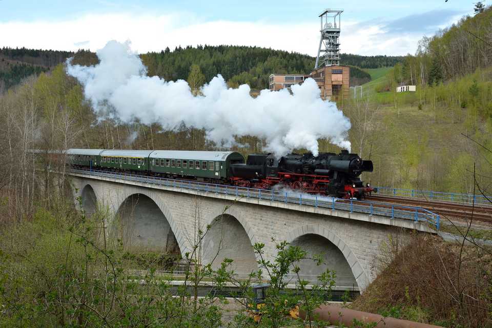 Vor dem ehemaligen Schacht 371 bringt die Lok 52 8079-7 den VSE-Sonderzug am 16. April abends nach Schwarzenberg zurück.