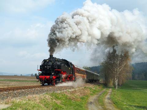 Am Wochenende 29./30. April war die Dampflok 86 1333-3 nur vor dem Vormittagszug der EAB zwischen Schwarzenberg und Annaberg-Buchholz zu erleben. Aufgrund eines bei der Rückfahrt festgestellten Lagerschadens ersetzten sie danach verschiedene Dieselloks.