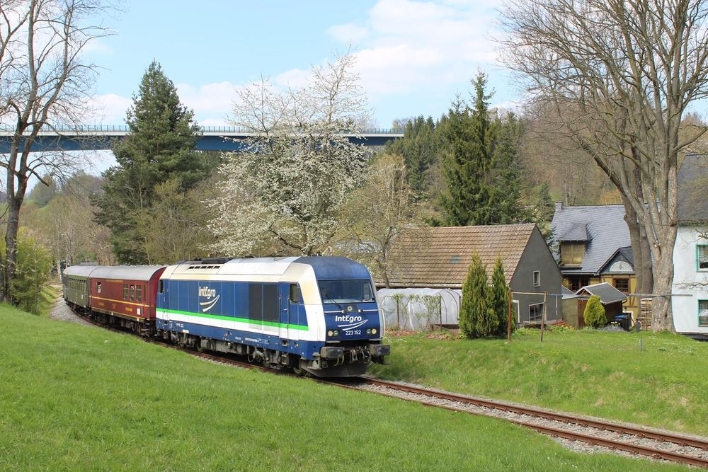 Da die Dampflok 86 1333-3 am 30. April nicht zur Verfügung stand, sprang die Diesellok 223 152-0 der IntEgro Verkehr GmbH vor dem Sonderzug der EAB ein, hier in Markersbach.