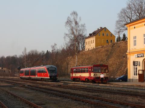 Am 30. März 2014 begegneten sich in Weipert je ein Triebwagen von DB und ČD.