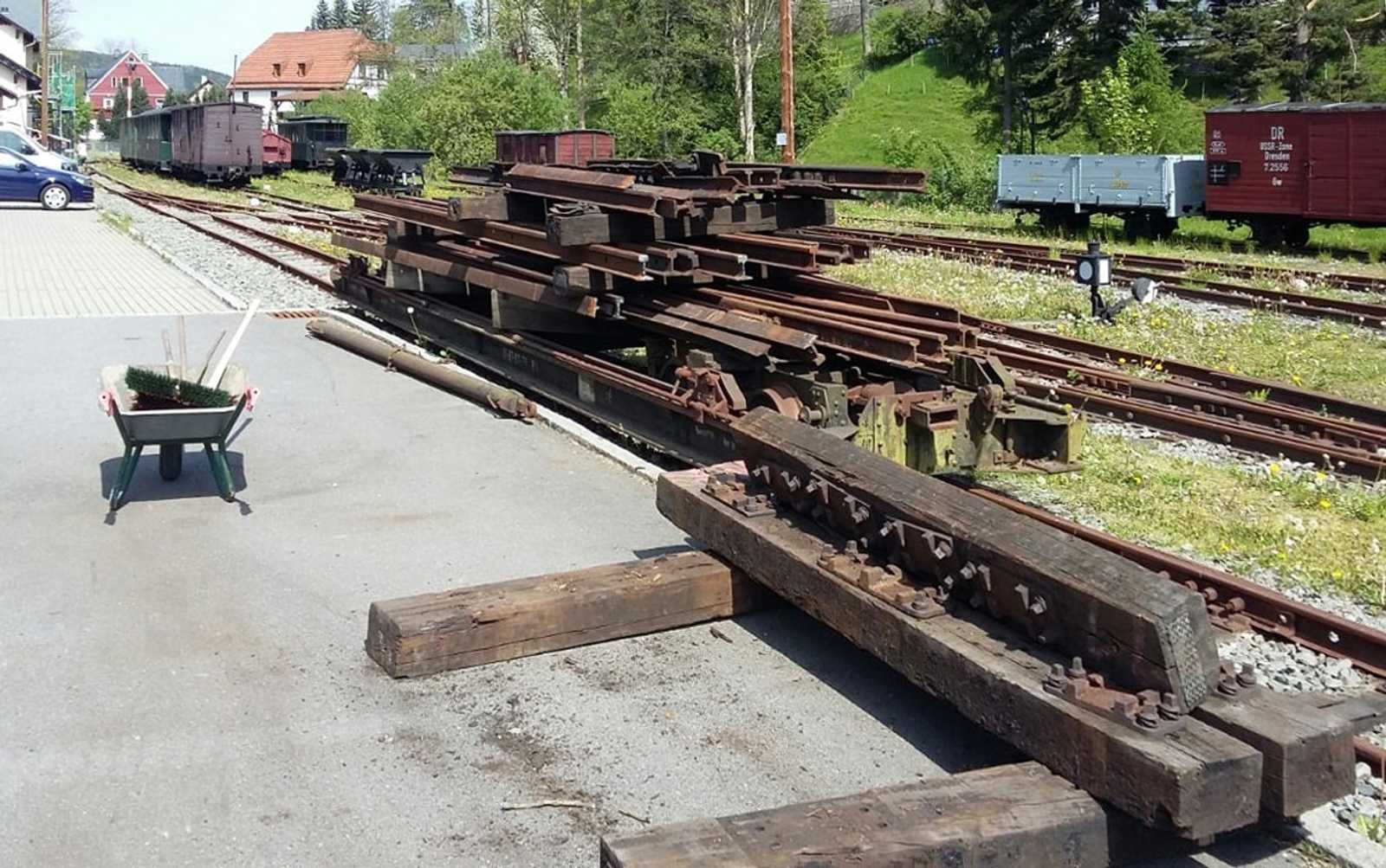 Die aus Freital in Rittersgrün eingetroffene Weiche lagert seit Mitte Mai auf einem Rollfahrzeug. Sie soll bald die Gleisanlage des Museums komplettieren.