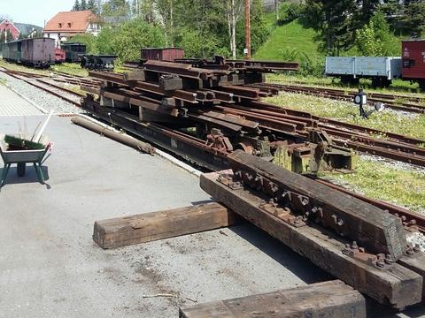 Die aus Freital in Rittersgrün eingetroffene Weiche lagert seit Mitte Mai auf einem Rollfahrzeug. Sie soll bald die Gleisanlage des Museums komplettieren.