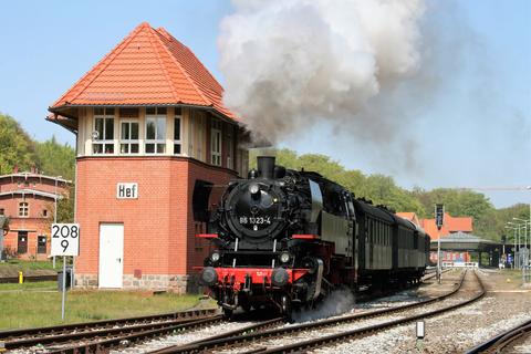 Bei „Kaiserwetter“ verließ die als 86 1323-4 beschilderte 86 1333-3 der PRESS am 15. Mai 2017 mit Wagen des Schweriner Traditionszuges den Bahnhof Ostseebad Heringsdorf.