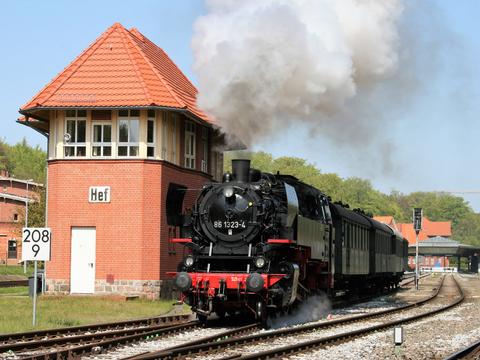 Bei „Kaiserwetter“ verließ die als 86 1323-4 beschilderte 86 1333-3 der PRESS am 15. Mai 2017 mit Wagen des Schweriner Traditionszuges den Bahnhof Ostseebad Heringsdorf.