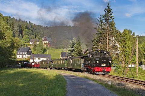 Keine neue Dampflokomotive, sondern die als 99 699 beschilderte 99 1715-4 kam am Pfingstsonntag dem Fotografen Jörg Müller in der Ausfahrt von Schmalzgrube in Richtung Jöhstadt entgegen.